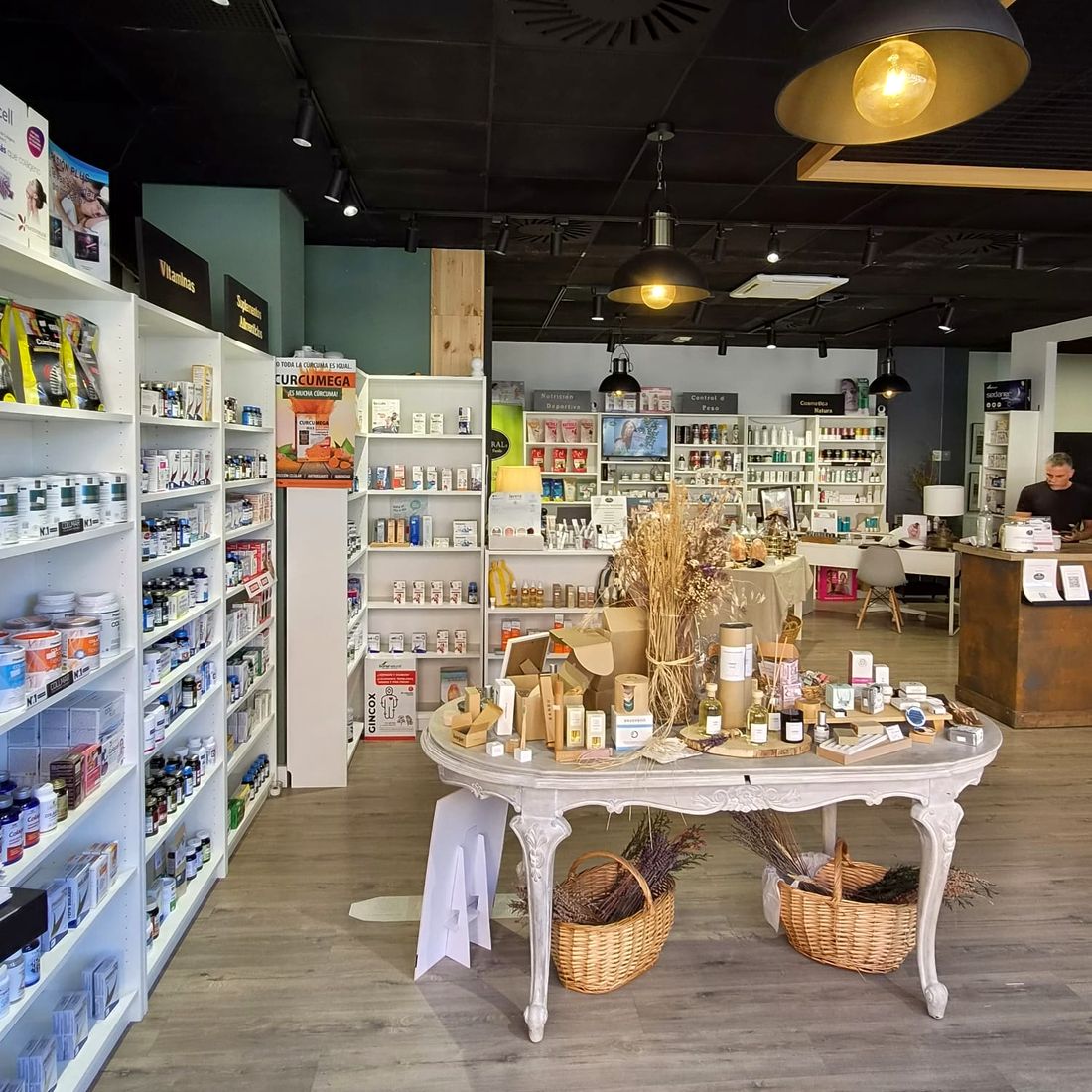 Interior amplio de la tienda modelo Naturtienda